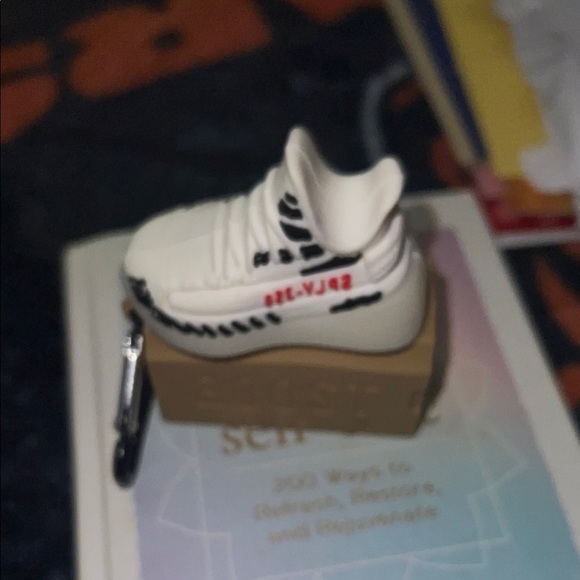 White and Black Sneakers AirPods holder 2 generations - Picture 3 of 7